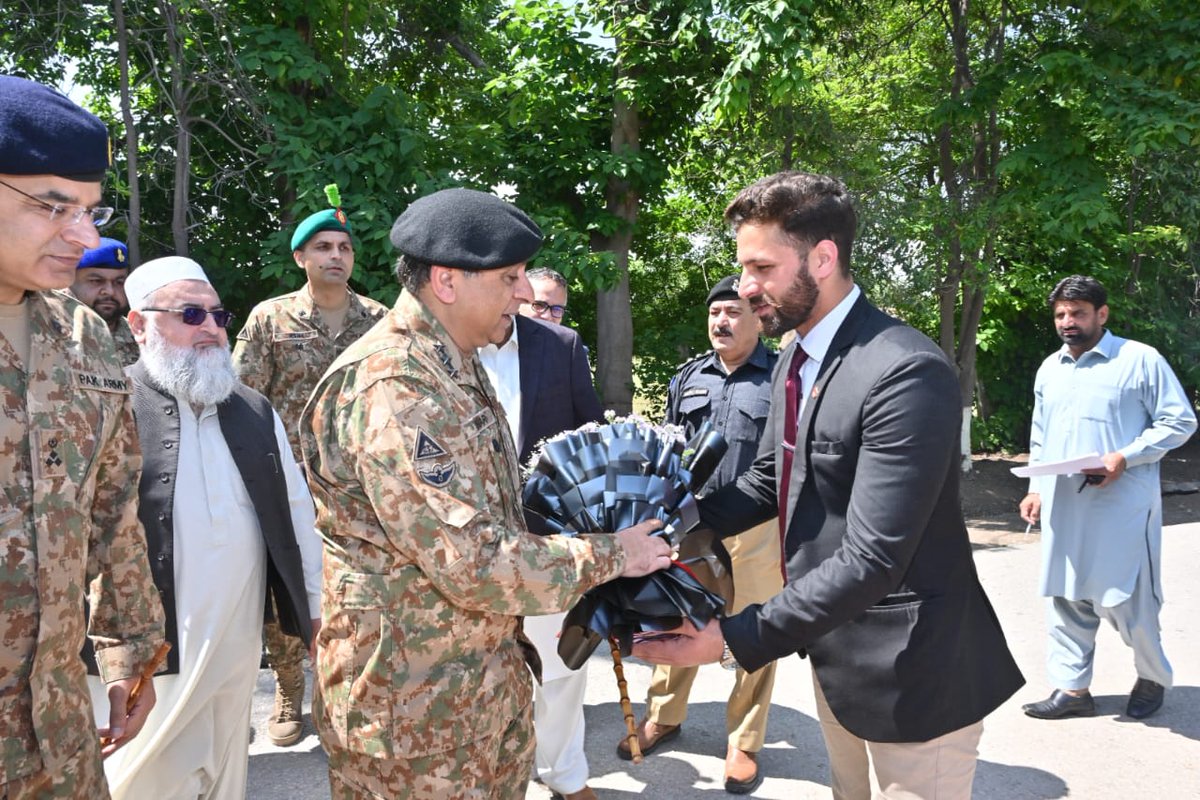 Leadership & vision in action! Lt Gen Hassan Azhar Hayat, Corps Commander 11 Corps, inaugurates University Campus #Peshawar Sports Complex & interacts with students & faculty, reaffirming unwavering support for their development in multiple fields.

#PakArmy #PeshawarUniversity