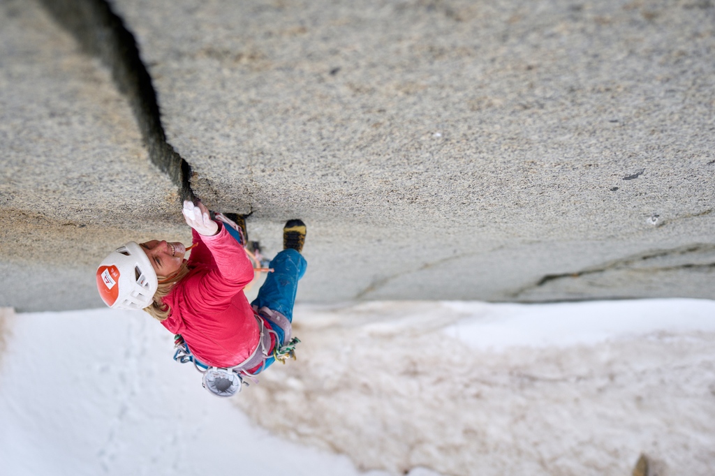 An alpine staple, the Glace Hooded Top is an ideal layer for sun-baked glacier approaches and south-facing granite walls. Discover more: bit.ly/3Uc8dDA 📸 Freja Shannon on Fissure Leroux on the Rognon des Cosmiques.