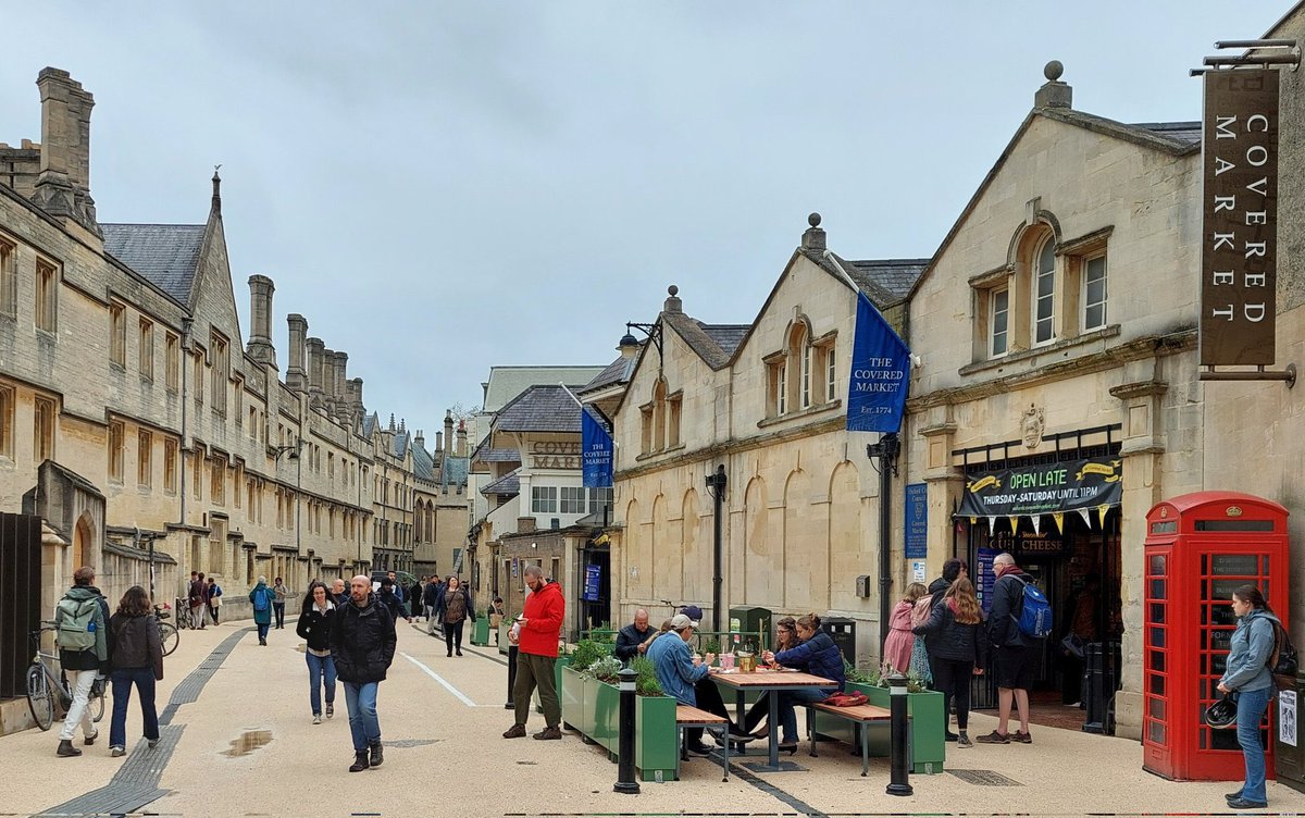 Almost the exact same location, before and after @UM_Streets’ trial upgrade of Market Street in Oxford for <a href="/OxfordCity/">Oxford City Council</a> with @civicengineers

Still space for vehicles, but now with space for people and city life to support the Market.