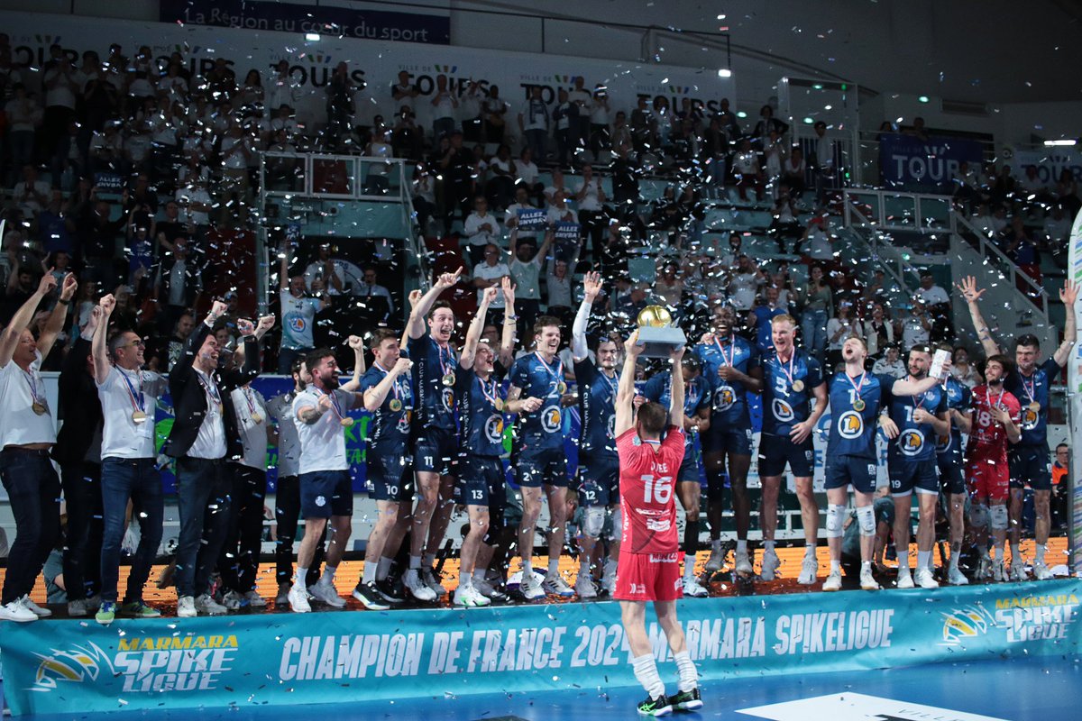 𝗪𝗘 𝗔𝗥𝗘 𝗧𝗛𝗘 𝗖𝗛𝗔𝗠𝗣𝗜𝗢𝗡𝗦 

Nous sommes ravis de partager avec vous ce souvenir de la soirée mémorable que nous avons vécu hier soir ! ✨

Le SNVBA entre dans l’histoire en remportant pour la première fois le titre de Champions de France ! 🏆🎉

#championsdefrance