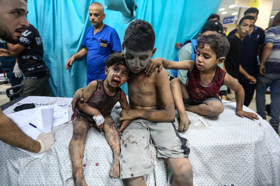 A diferença entre guerra e genocídio? Unicef afirma que mais de 600 crianças perderam a vida desde o início da guerra na Ucrânia, há 2 anos. A mesma entidade aponta que quase 14 mil crianças foram mortas em Gaza, em 206 dias de conflito.
