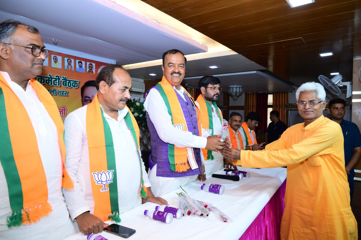 daraschauhan354's tweet photo. समर्थन मिल रहा है सर्वसम्मत
प्रशस्त हैं पथ

आज लोकसभा क्षेत्र जौनपुर व मछली शहर से भाजपा प्रत्याशी गण श्री कृपा शंकर सिंह जी व श्री बी0पी0 सरोज जी के समर्थन में आयोजित संयुक्त विशाल नामांकन जनसभा में उ0प्र0 सरकार के यशस्वी उपमुख्यमंत्री श्री केशव प्रसाद मौर्य जी के साथ...(1/2) https://t.co/sEDVb9YIYW