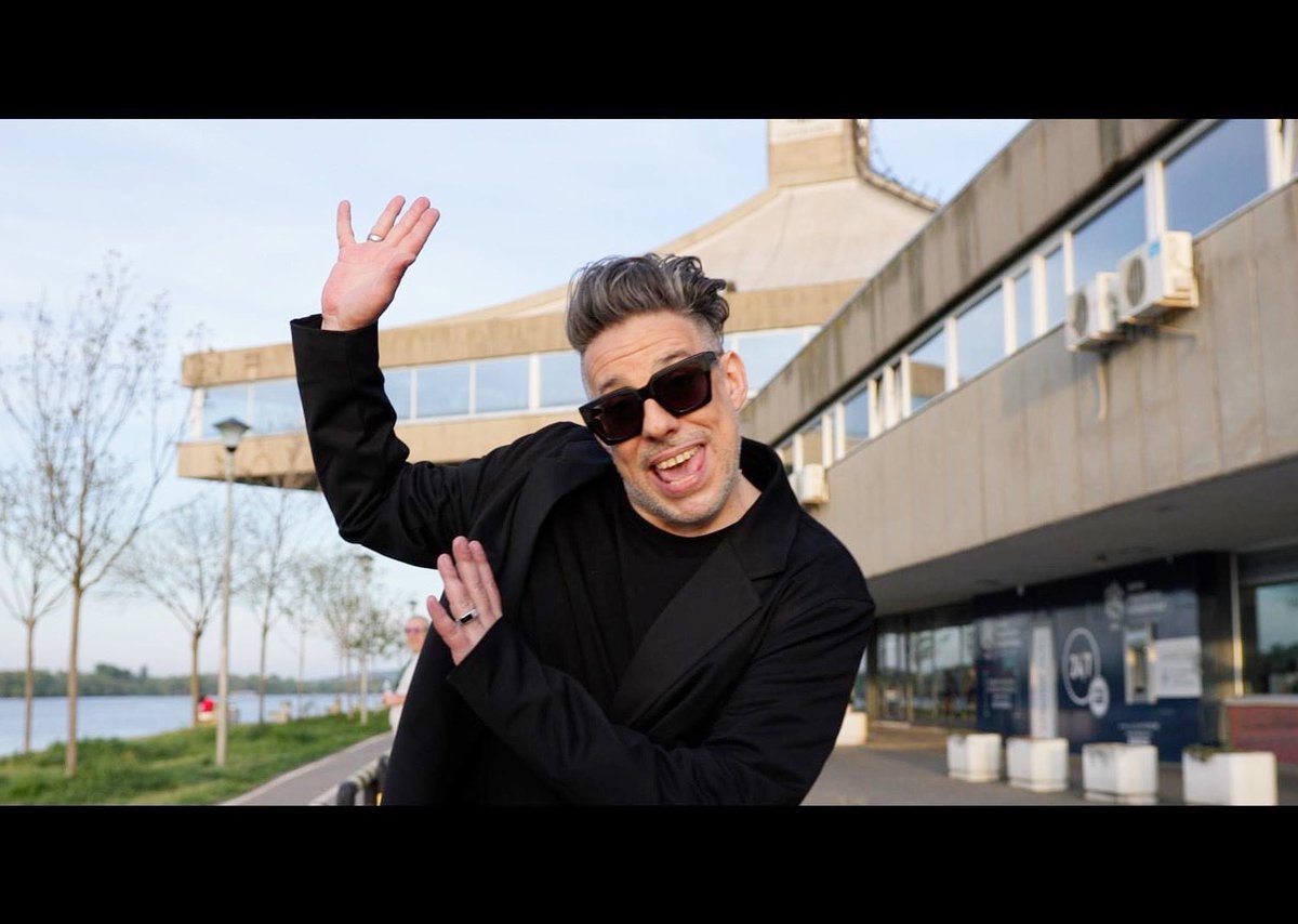 Video premiere! My new song 'All My Friends' has a very special meaning for me: it's about long-standing friendships and the generation that many of my friends belong to.

Directed by Milica Ševarlić
DoP: Robert Gondi

youtube.com/watch?v=_XGLCl…