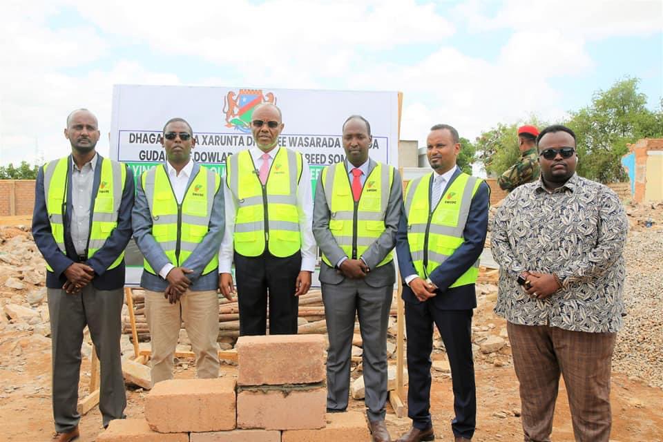 Somalia’s Southwest President, H.E. @Laftagareen, laid the foundation stone for the Ministries of Security and Justice building. This milestone marks a significant step towards enhancing governance and ensuring the safety and legal rights of citizens.