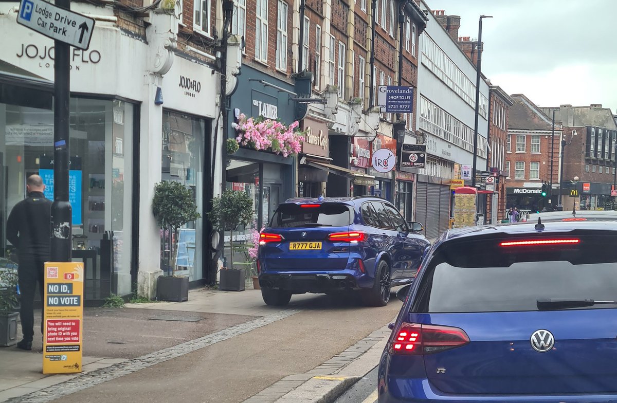 @EnfieldCouncil @EnfieldCouncil Is this illegal parking?? I witnessed this on the Saturday gone in Palmers Green, Green Lanes.