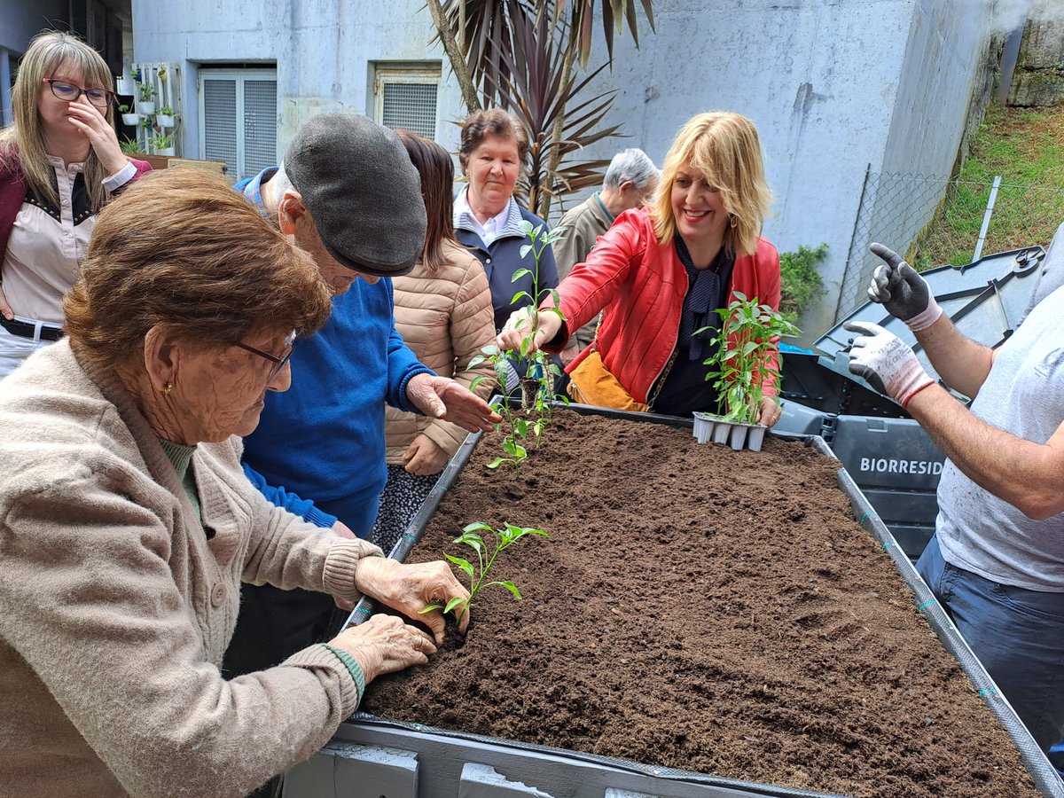 Poñemos en marcha co @ConcelloBaiona un novo proxecto piloto de compostaxe O programa céntrase en converter os restos orgánicos dun centro de día en compost que se empregará para cultivar unha horta ecolóxica, promovendo así, prácticas sostibles e a participación comunitaria