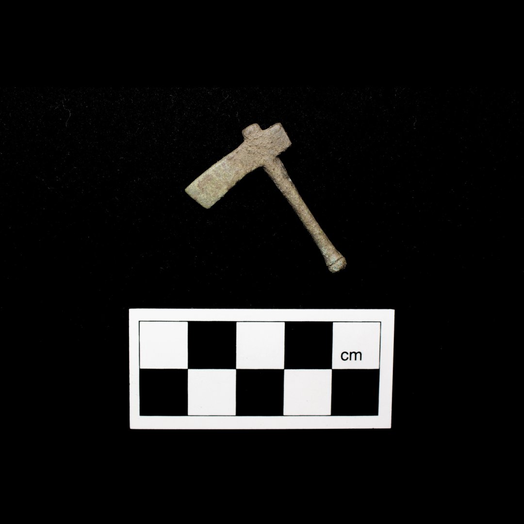 A very special tiny find, in sharp focus🪓🏛️ A miniature votive axe from the remarkable #Roman villa complex being uncovered at the Brookside Meadows development, which Red River Archaeology are excavating for Barratt and David Wilson Homes. #RomanBritain #archaeology #Romans