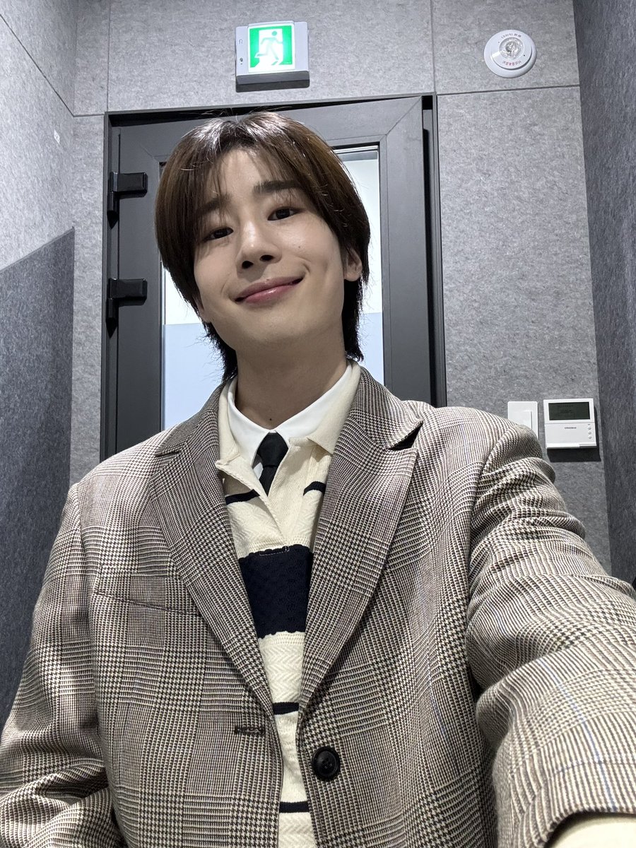 wooya_twt's tweet photo. 눈 부은 셀카 어때 https://t.co/qeqJ3Ga8Pl