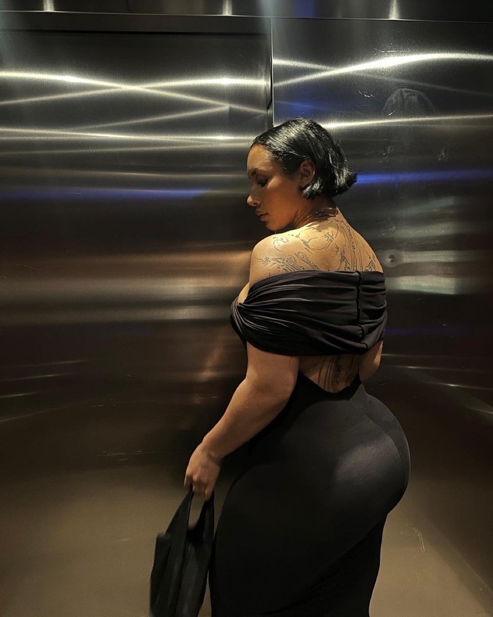 Darke's artist Naomi Sharon. We all agree no Nigerian babe is built like this.