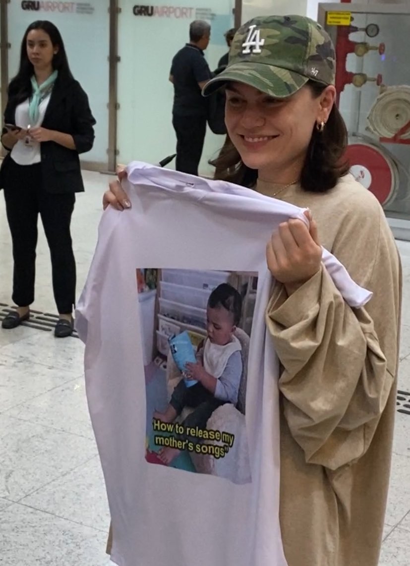 Brazilian fan gifts @JessieJ a T-Shirt with “How to release my mother’s songs” written on it.