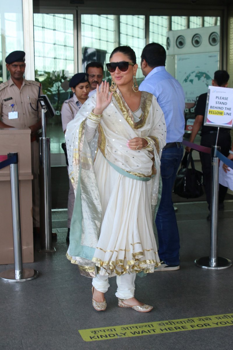 #KareenaKapoorKhan Snapped At #Mumbai Airport