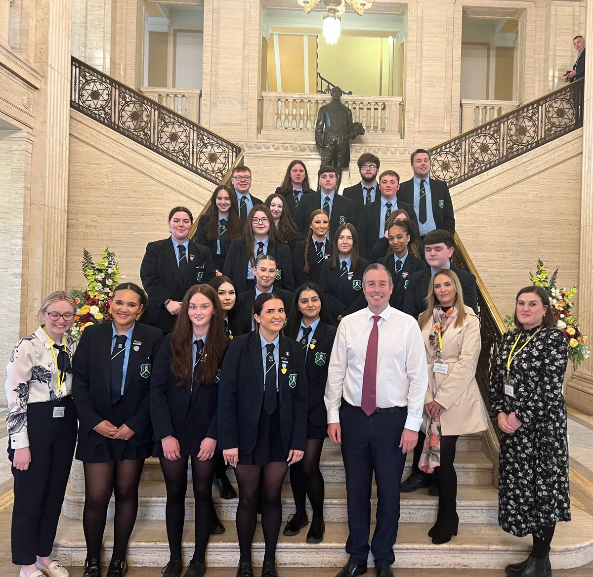Education Minister @paulgivan met some pupils from Forthill Integrated College, Lisburn, who were visiting Parliament Buildings as part of a @niassembly educational visit today. The Minister discussed a range of education issues with the students.