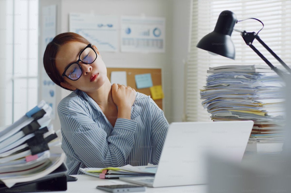 Wer im Büro stundenlang am Bildschirm arbeitet, hat häufig mit #Verspannungen im Schulter- und Nackenbereich zu kämpfen. Das wissenschaftlich erarbeitetes Programm #NEXpro verspricht Besserung. Hier ein paar Filmclips mit «Tipps gegen Nackenschmerzen»: tinyurl.com/2xtjy9kq