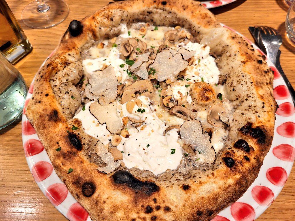 Pizza à la crème de truffe, mozzarzella, stracciella et  champignons. Une tuerie.