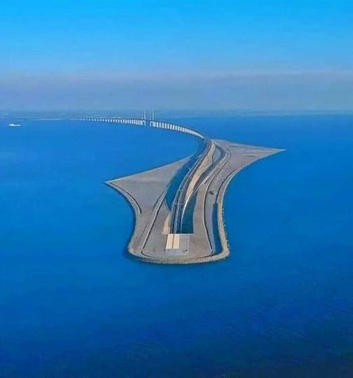 A Ponte Øresund, que liga a Suécia à Dinamarca, é uma obra de engenharia extraordinária que se transforma em um túnel sob o mar, conectando os dois países. Esta maravilha da engenharia une a cidade sueca de Malmö à ilha de Selandia, na Dinamarca, facilitando significativamente o…