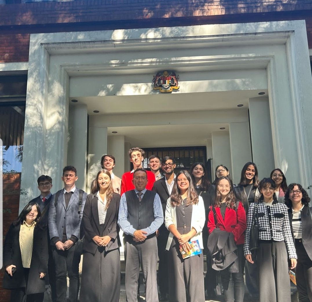 AmbAzman's tweet photo. Tuve un encuentro con miembros de CEDEMA @CedemaArg en la @myembassyba, donde expuse sobre la política exterior de🇲🇾 y los fuertes lazos entre🇲🇾y🇦🇷. El encuentro ofreció un ambiente propicio para intercambiar ideas y expresar nuestras opiniones. Espero volver a verlos pronto! https://t.co/yG3J6hNCGM