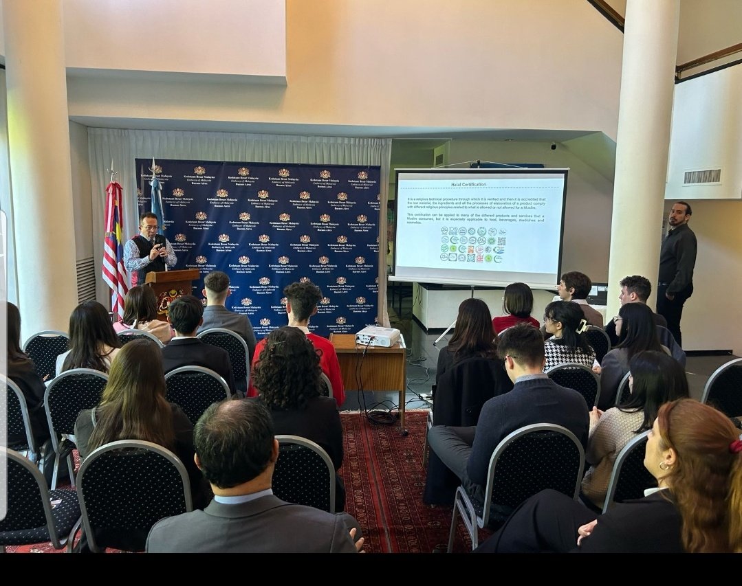 Tuve un encuentro con miembros de CEDEMA <a href="/CedemaArg/">CEDEMA</a> en la <a href="/myembassyba/">Embassy of Malaysia, Buenos Aires</a>, donde expuse sobre la política exterior de🇲🇾 y los fuertes lazos entre🇲🇾y🇦🇷. El encuentro ofreció un ambiente propicio para intercambiar ideas y expresar nuestras opiniones. Espero volver a verlos pronto!