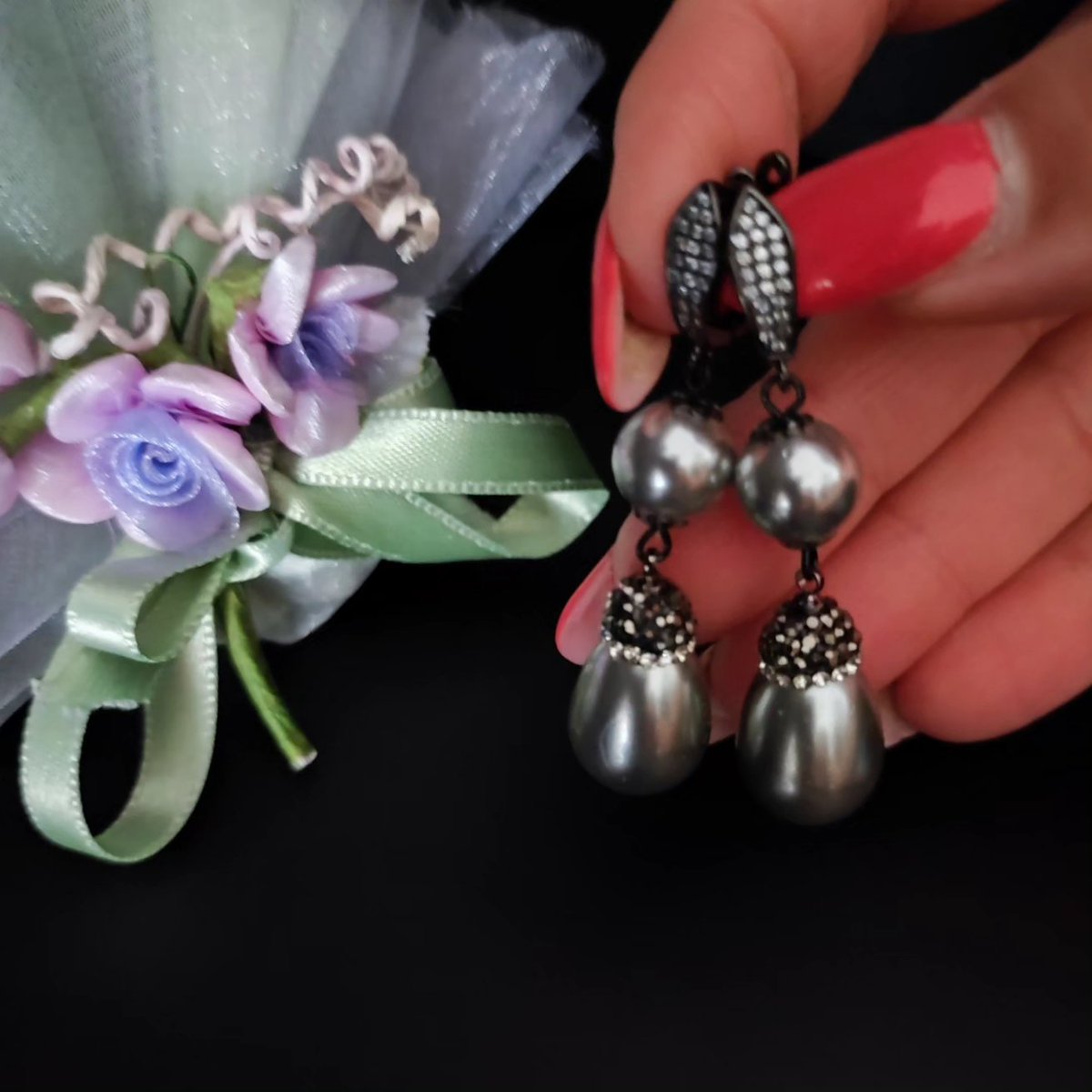 Grey Pearl earrings 
etsy.com/it/listing/154…
#earrings #pearlearrings #pearljewelry #handmadegift  #handmadegift  #EtsyHandmade #etsyshop