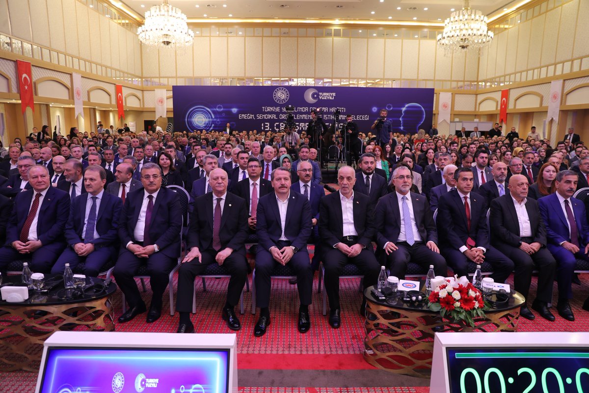 MemurSenKonf's tweet photo. Çalışma ve Sosyal Güvenlik Bakanlığı'nın çağrısı ve Bakan Sn. Vedat Işıkhan'ın başkanlığında 13. Çalışma Meclisi düzenlendi. 

Genel başkanımız @_aliyalcin_ 'ın da katılımıyla gerçekleştirilen ve çalışma hayatı için kritik bir öneme sahip Çalışma Meclisi'nde 2 gün boyunca 32 milyon çalışanı doğrudan etkileyecek düzenlemeler üzerine görüşülecek. 

"Türkiye Yüzyılında Çalışma Hayatı: Emeğin, Sendikal Örgütlenmenin ve İstihdamın Geleceği" ile toplanan mecliste çalışma hayatının tüm temsilcileri ile istişareler yapılarak daha güçlü bir sosyal denge mekanizması kurulması ve emekçilerin korunması noktasında çözüm önerileri sunulacak. 

Çalışma Meclisi'nde önceliğimiz

⬛ 4688 Sayılı yasadaki eksiklerin giderilmesi ve dayanışma aidatı,
⬛ Bağlayıcılığı olmasına rağmen Toplu Sözleşme hükümlerinin uygulanmasındaki aksaklıkların giderilmesi,
⬛3600 ek göstergenin 1. dereceye yükselen kamu görevlilerine de verilemesi, 
⬛Koruyucu giyim yardımının önündeki engelleri kaldırılması
⬛Yardımcı Hizmetler Sınıfının Genel İdari Hizmetler Sınıfına aktarılmasıdır. 

5 yıl aranın ardından tekrardan Çalışma Meclisi'nin düzenlenmesine önayak olan Sn. Bakan İşıkhan'a ve meclise katılan diğer sosyal gruplara teşekkür ediyoruz.

@isikhanvedat | @csgbakanligi