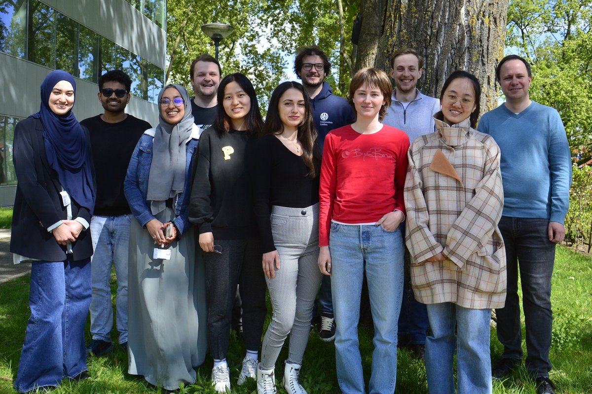 Spring is finally starting in Leiden, so we took the opportunity to take a new group photo today. It's a lot of fun to work together with this international team! 🇳🇱 🇩🇪 🇲🇦 🇮🇳 🇮🇹 🇨🇳 🇧🇬