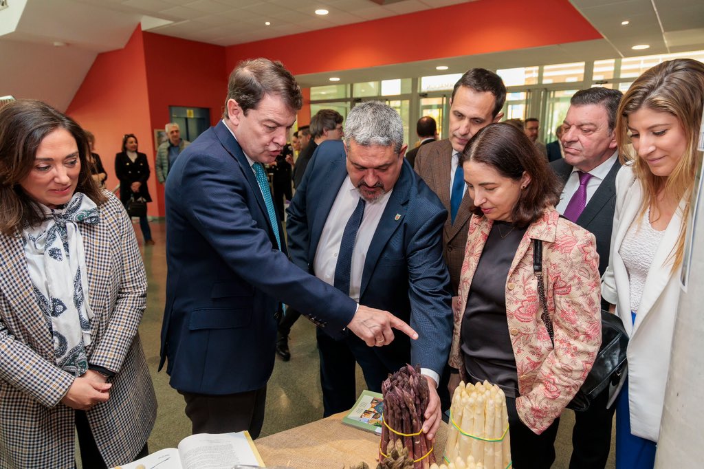 Un honor entregar a la Chef Elena @ArzakRestaurant, el Premio Espárrago de Oro 2024 que conjuga la investigación culinaria con la alta cocina. Todo ello fruto también del esfuerzo de nuestros agricultores que producen el 'oro blanco' de nuestra tierra, el Espárrago de Tudela de