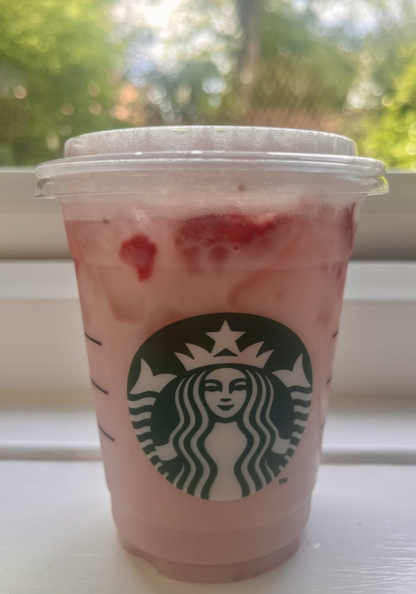 starbucks delivery bc I’m still housebound with covid :’)

pink coconut refresha (liquid cals !!! one of my biggest fears eek) 🥥🍓 #anorexiarecovery