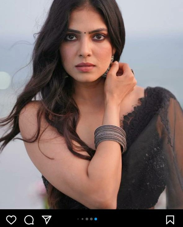 @MalavikaM_ looks like an epitome of grace in black saree 🥰😍

Can we ever have enough of her in sarees😍? 

#malavikamohanan 
#blacksaree #bollywood #hotdiva #sexydiva #southasian #UrbanAsian