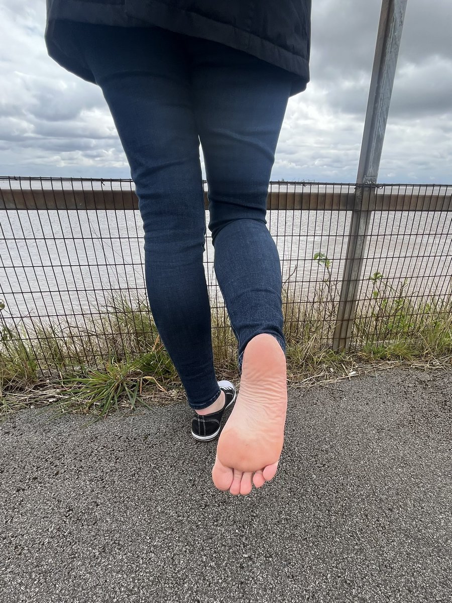 Let’s go for a walk 😉 I’m blowing the cobwebs away down by the river. Don’t you hate it when you’re out in public and your foot completely accidentally slips out of your shoe 🙈