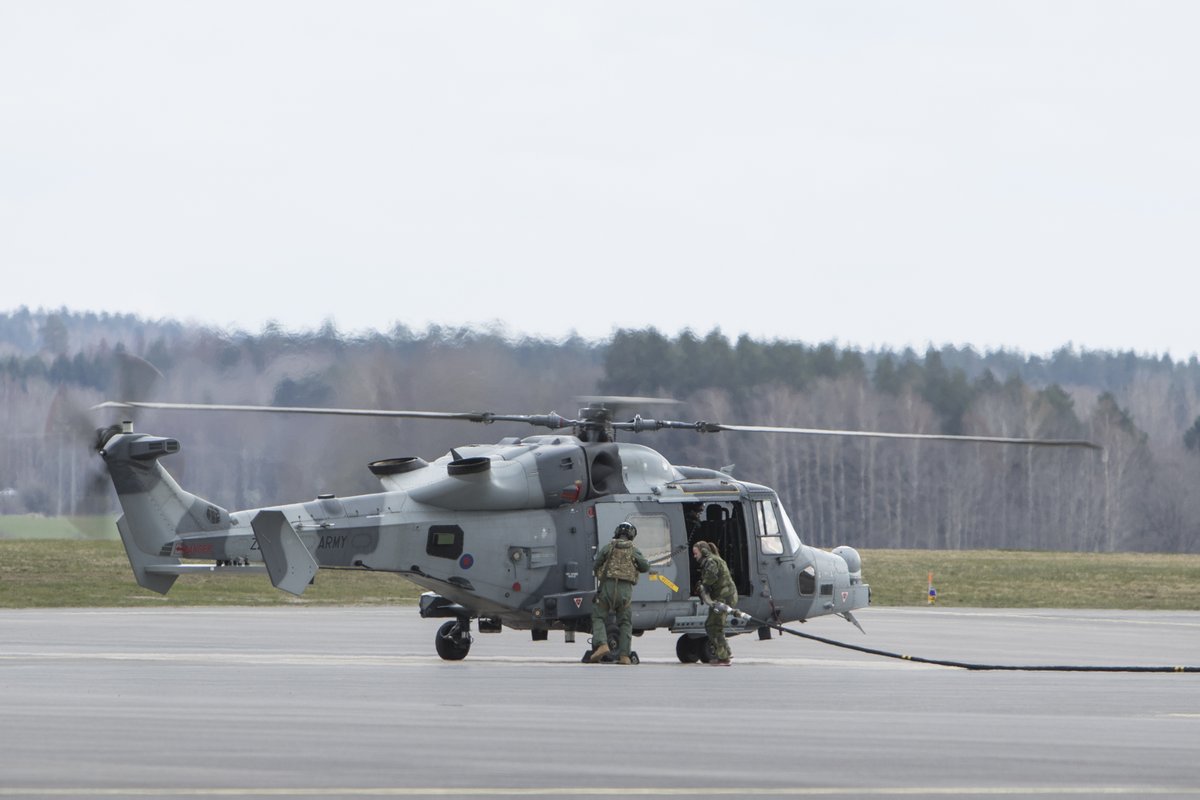 Need a top-up? ⛽️ Last week personnel from @flygvapnet of the @Forsvarsmakten 🇸🇪 provided support and refuelling to helicopters from @1st_AviationBCT and @RAF 🇬🇧 as they transited through Europe to Finland for Ex #Arrow24 🇫🇮 #JEFTogether @DefenceOps