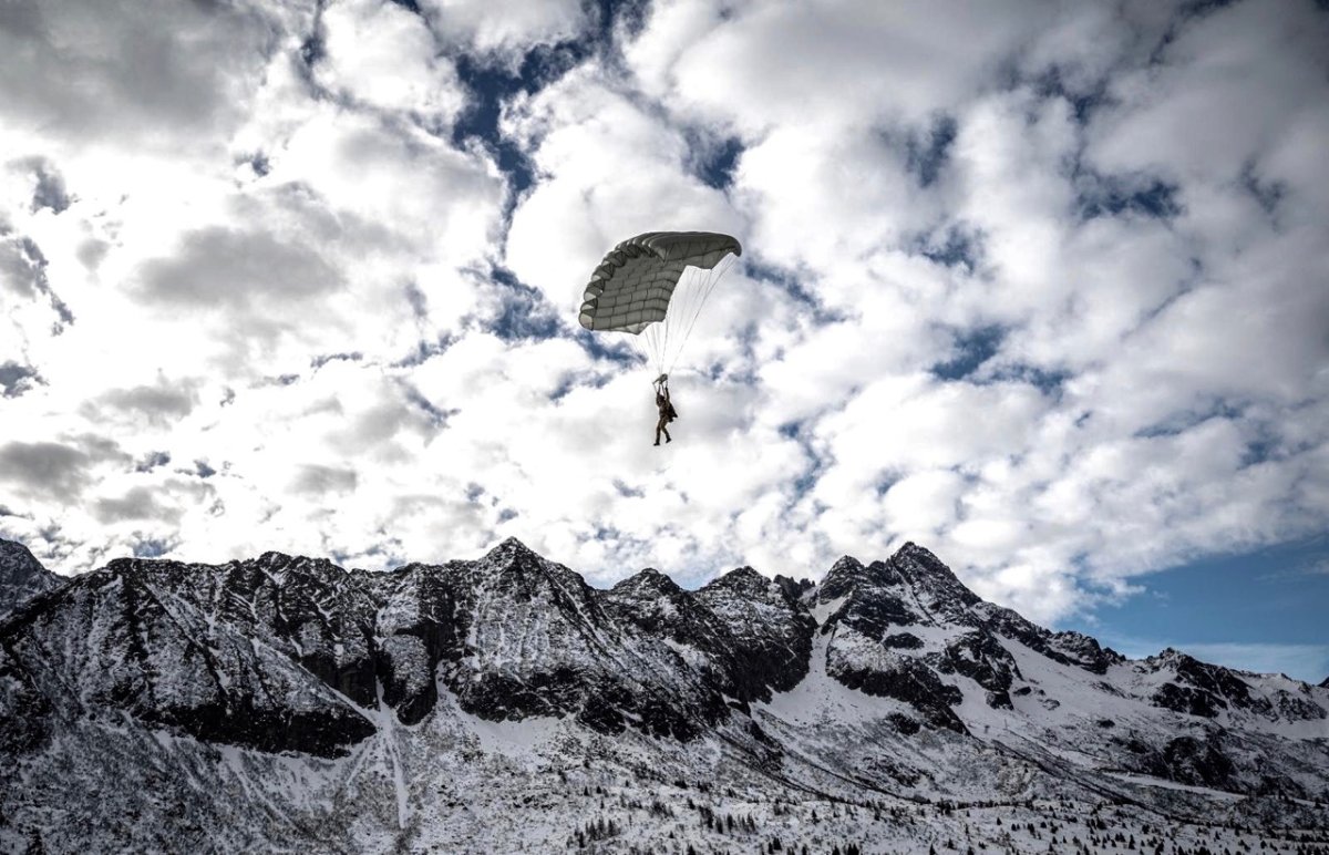 Ready to glide towards a new week #Allies? 🪂 Get inspired by our 🇮🇹 paratroopers training around #TonalePass 🏔️ 📸 @Esercito #PicOfTheDay #MondayMotivation #WeAreNATO #NousSommesLOtan #StrongerTogether