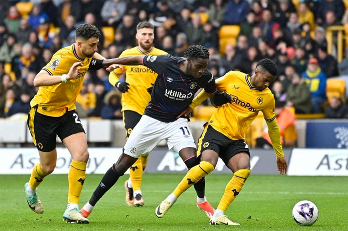 🟠 Edwards hails Adebayo's return as real positive for the #Hatters: #Luton boss Rob Edwards pointed to the return of striker Elijah Adebayo as a real plus from his side's disappointing 2-1 Premier League defeat at Wolverhampton on Saturday. ▶️ HattersNews.co.uk/LTFC.php?ID=781 #COYH #LTFC