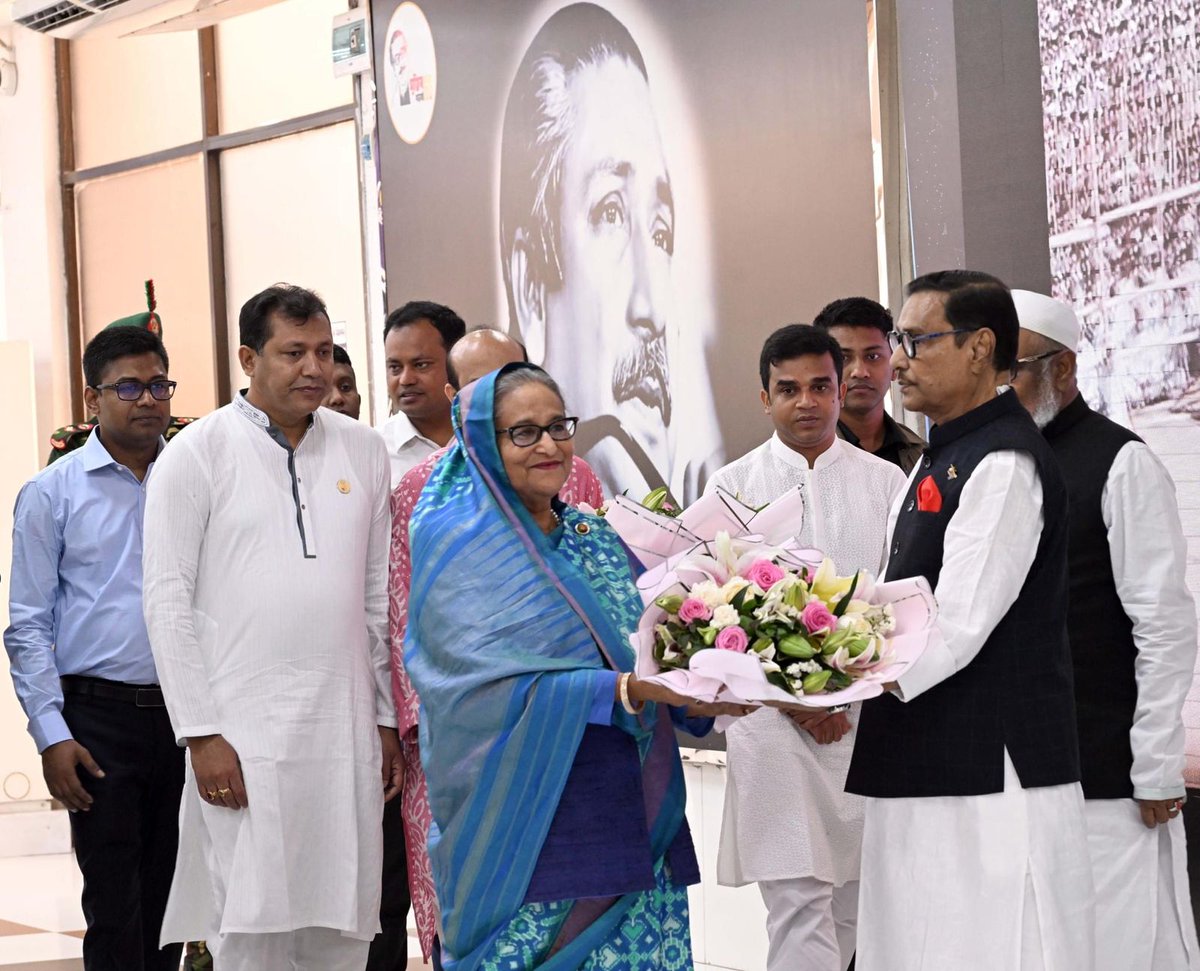 HPM #SheikhHasina returned home today after a 6 day official visit to #Thailand. A special flight of Biman #Bangladesh Airlines landed at Hazrat Shahjalal International Airport at 11:30 am with the PM & her entourage. @albd1971 Leaders welcomed the PM with flowers at the airport.