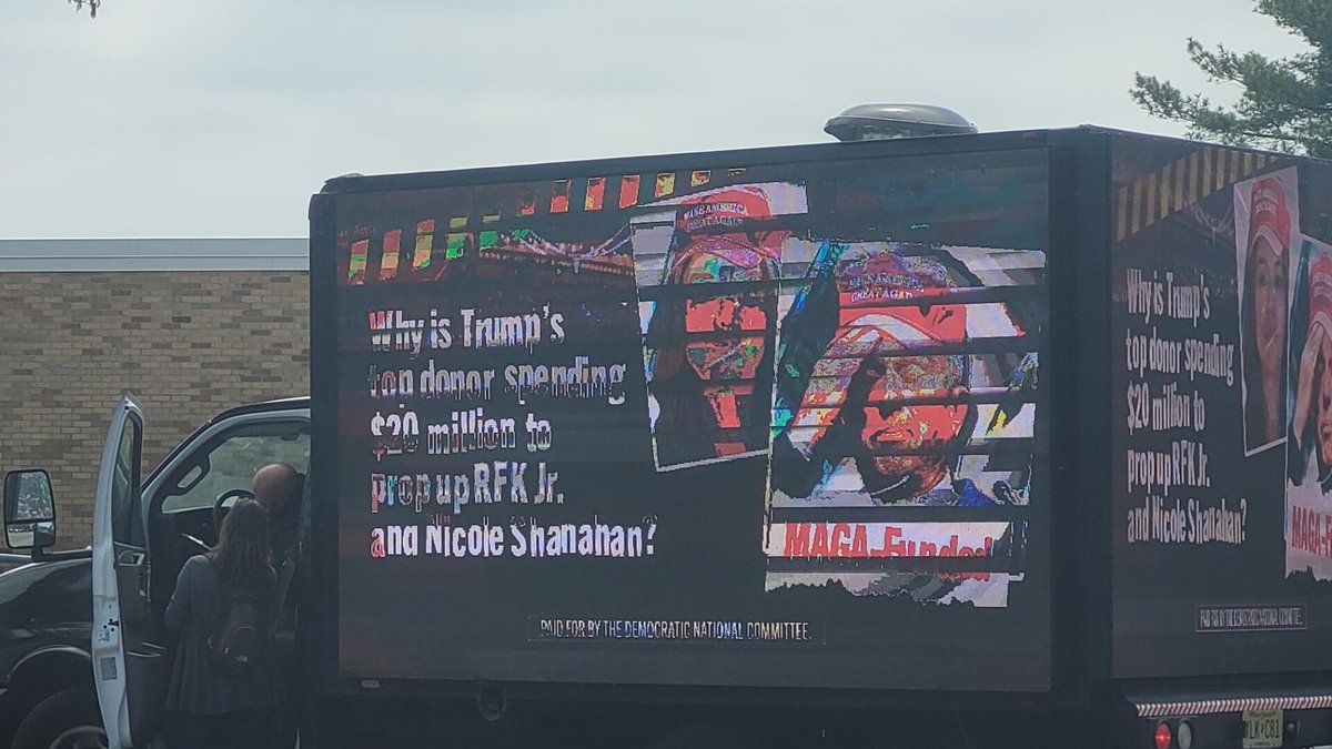 🚨Team Kennedy news🚨
The #DNC planted a billboard truck outside the Kennedy24 voter rally in #longisland #NY

So our NY team Kennedy volunteer got the driver to sign the ballot petition. As seen in the photo 😂
 this should go viral! 

#Kennedy24 #winning