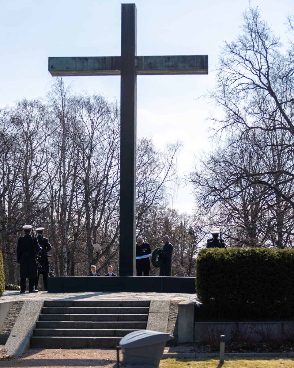 Lauantaina Suomessa vietettiin Kansallista veteraanipäivää. Veteraanit, Helsingin kaupunki ja Helsingin varuskunta nostivat lipun ja laskivat seppeleen Helsingissä Mannerheiminaukiolla ja laskivat seppeleen Hietaniemen Sankaristillä. #veteraanipäivä #kaartjr #helsinki