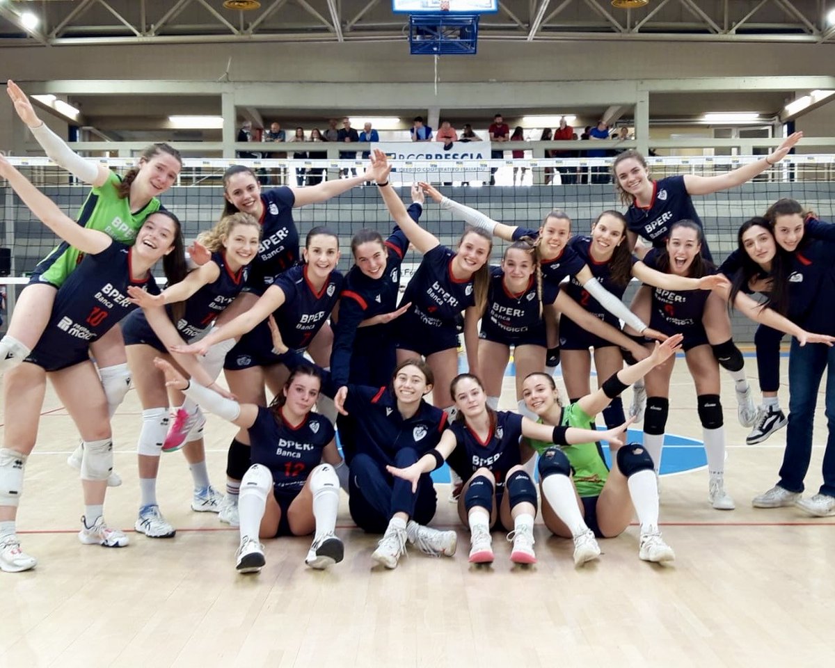 Le nostre U18 sono on fire 🔥 🥉 nelle finali regionali E ora dritte alle finali nazionali 🇮🇹 Complimenti anche a Maria Alessandra Crevenna per essersi aggiudicata il premio di miglior centro delle Final Four 🔥 Forza ragazze ❤️💙