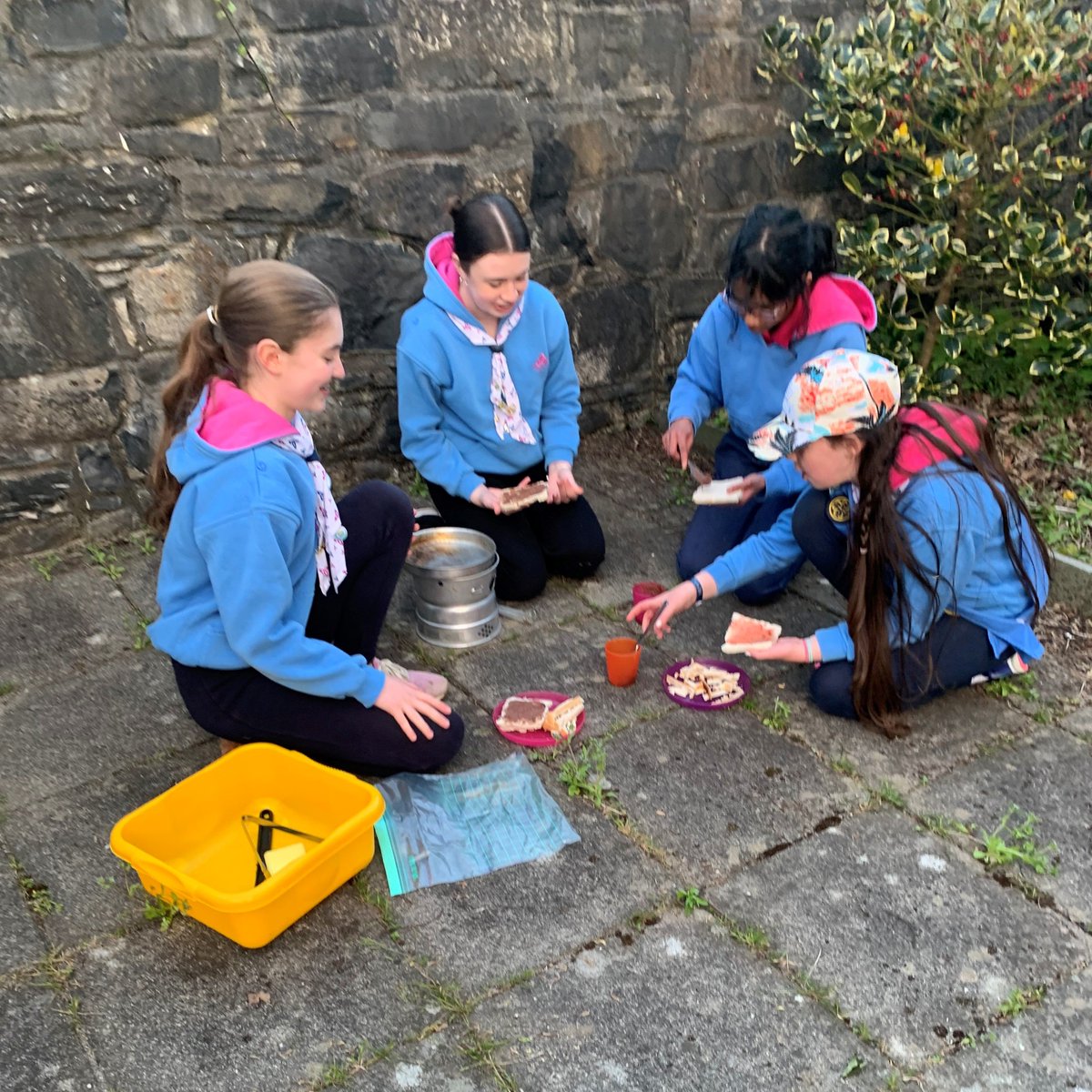 🔥🍳 Some outdoor cooking in Lucan Guides last week. Who doesn't love a bit of al fresco culinary fun? #IrishGirlGuides #GivingGirlsConfidence