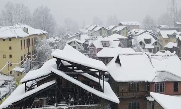 Fresh snowfall blankets Gurez valley, disrupts normal life