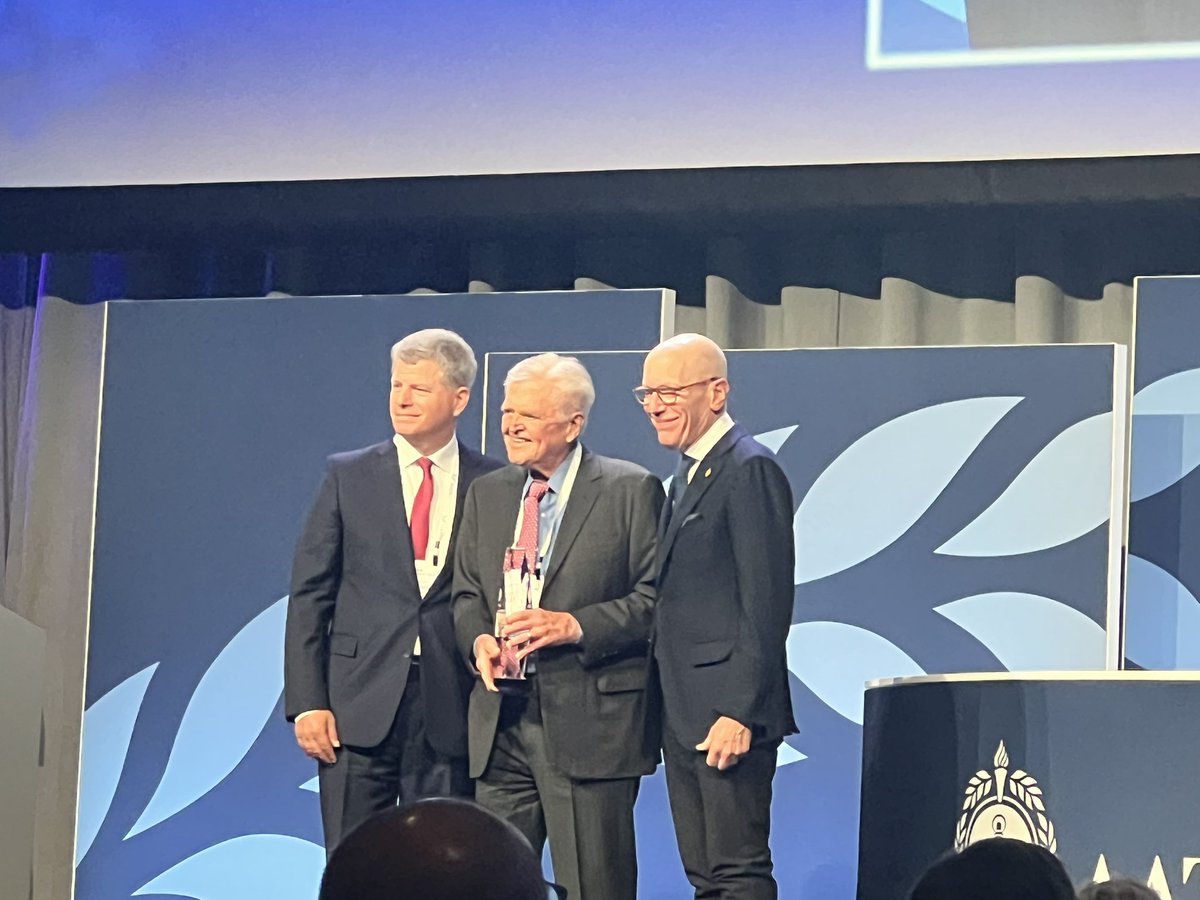 Congratulations to the AATS Lifetime Mentorship Awardee Wayne Isom. #AATS2024