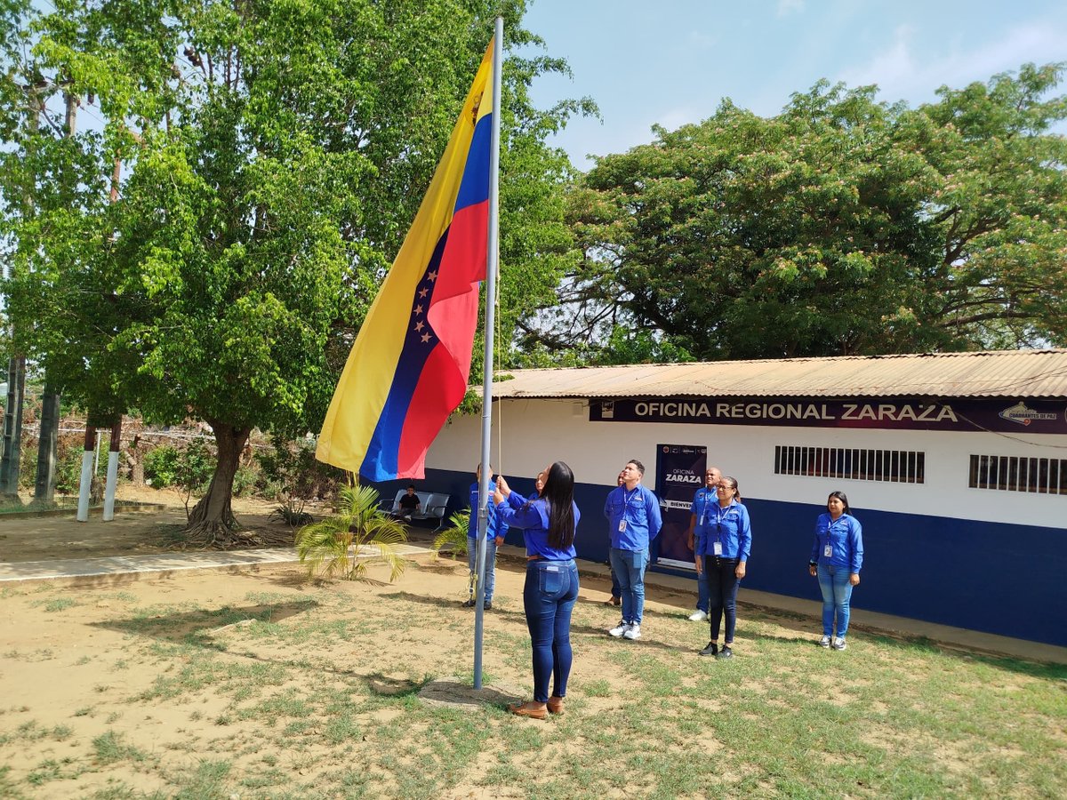 #29Abr| 🇻🇪 Servidores públicos del #INTT Zaraza dando inicio a la semana laboral, rindiendo honores a nuestros símbolos patrios como parte del lunes cívico. #VenezuelaPaísDeEsfuerzoPropio