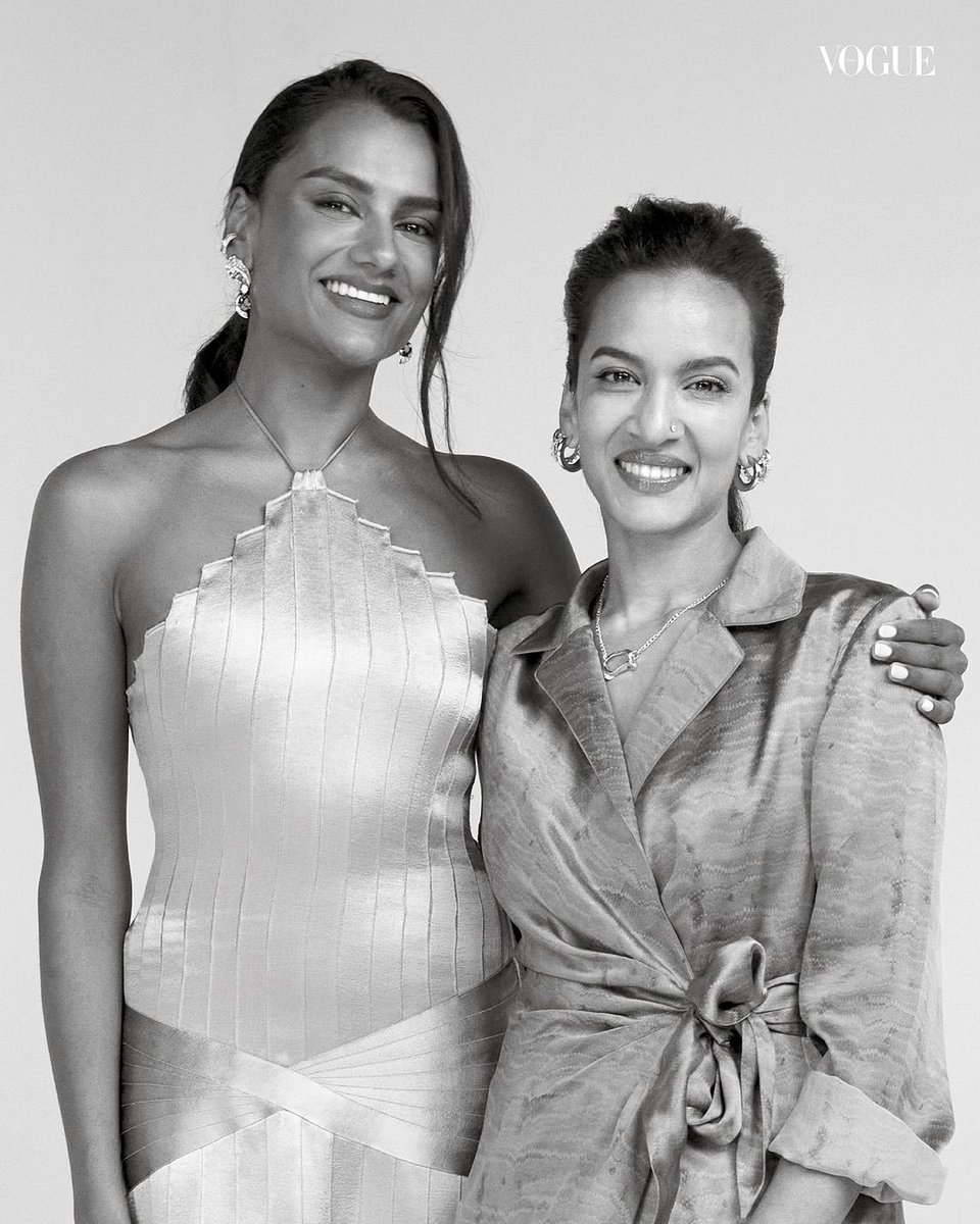 📸 Simone Ashley e a musicista Anoushka Shankar para a Vogue India.