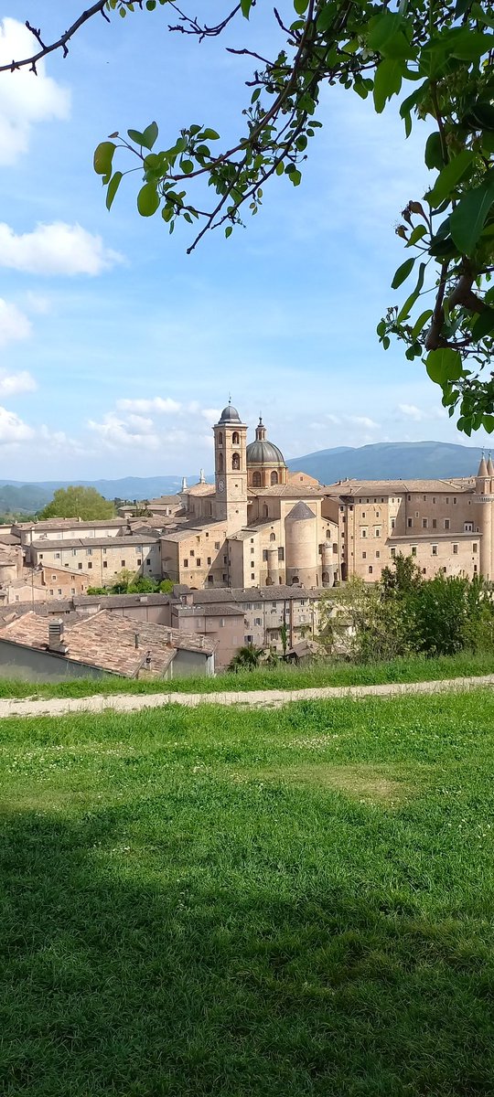 Il fascino dei piccoli borghi. Urbino 💚📷