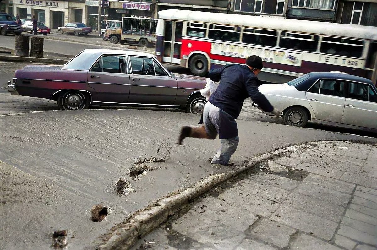 Yeni dökülmüş betona basan adam, İstanbul, 1970.