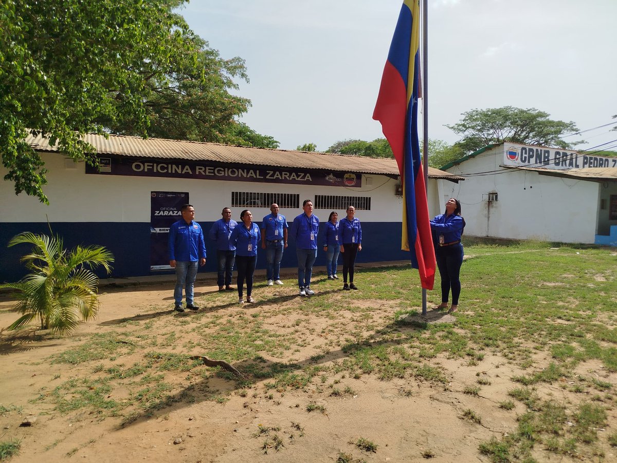 #29Abr| 🇻🇪 Servidores públicos del #INTT Zaraza dando inicio a la semana laboral, rindiendo honores a nuestros símbolos patrios como parte del lunes cívico. #VenezuelaPaísDeEsfuerzoPropio