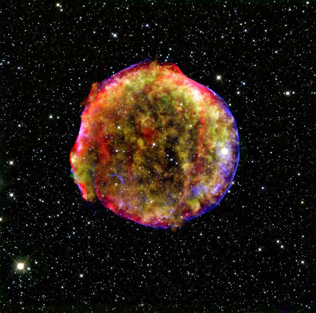 Plus de quatre siècles après l’explosion de cette étoile scintillante, le reste de la supernova brille encore! ✨ Cette image composite combine des observations par infrarouge et rayons X.

Photo : MPIA/NASA/Observatoire de Calar Alto