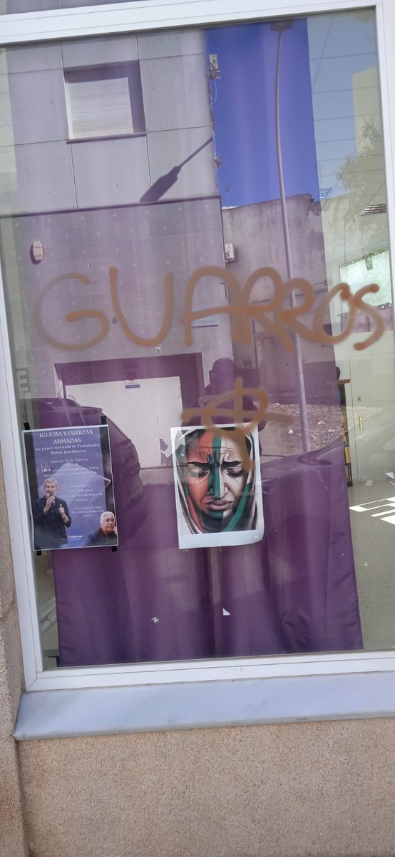 Hoy nuestra sede ha aparecido vandalizada. En Jerez llevamos meses de provocaciones cobardes, que atentan contra nosotras simplemente por lo que representamos. Una cosa les decimos, no pasarán! Las pintadas se borran, su odio se enfrenta! @Podemos_AND @PodemosCadizPro