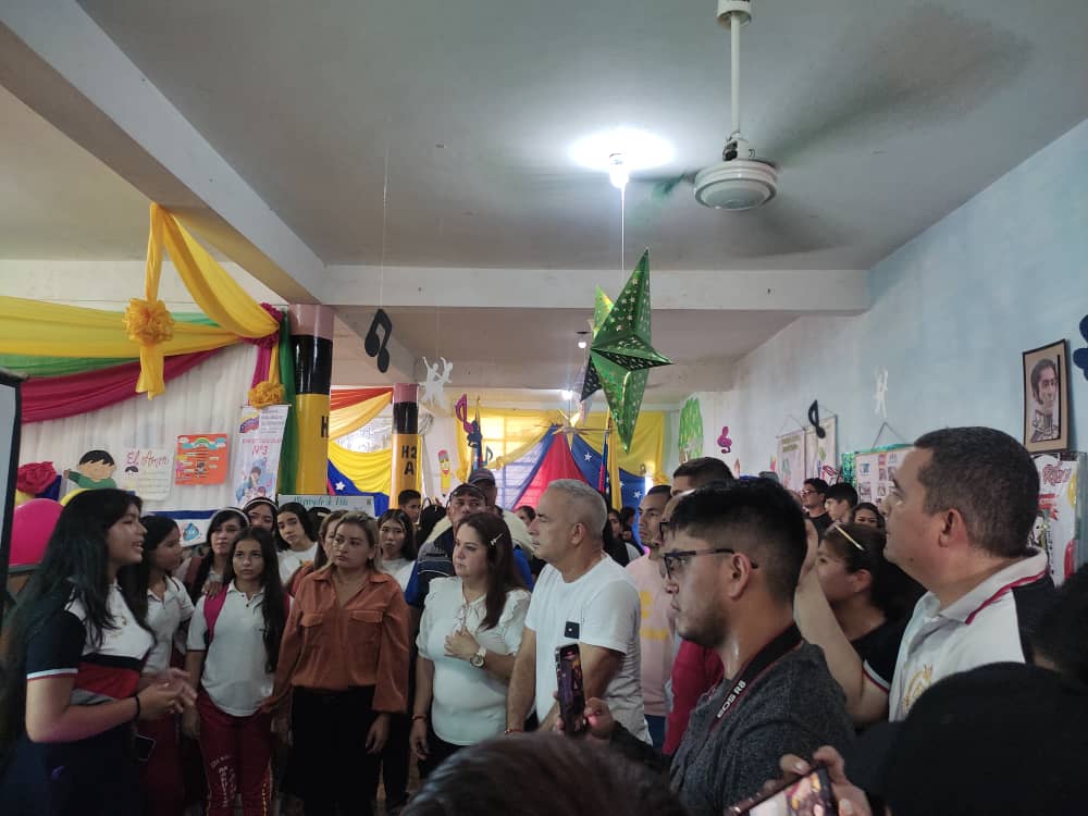 #29Abr | Bendecida Semana 🇻🇪 El gobernador @FreddyBernal compartió el Jueves Educativo en San Antonio del Táchira #frontera Oportunidad para apreciar el quehacer educativo de escolares docentes y familia #VenezuelaPaísDeEsfuerzoPropio @NicolasMaduro @_LaAvanzadora #CDCE