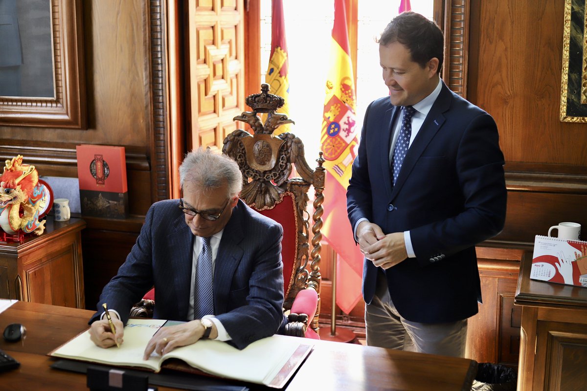 🇮🇹🫱🏻‍🫲🏼🇪🇸 Ha sido un placer recibir hoy al Embajador de #Italia, Giuseppe Buccino, en el Ayuntamiento de Toledo. País al que me unen estrechos lazos familiares y con el que España guarda grandes similitudes. Trabajaremos para fortalecer los vínculos y seguir promoviendo #Toledo…