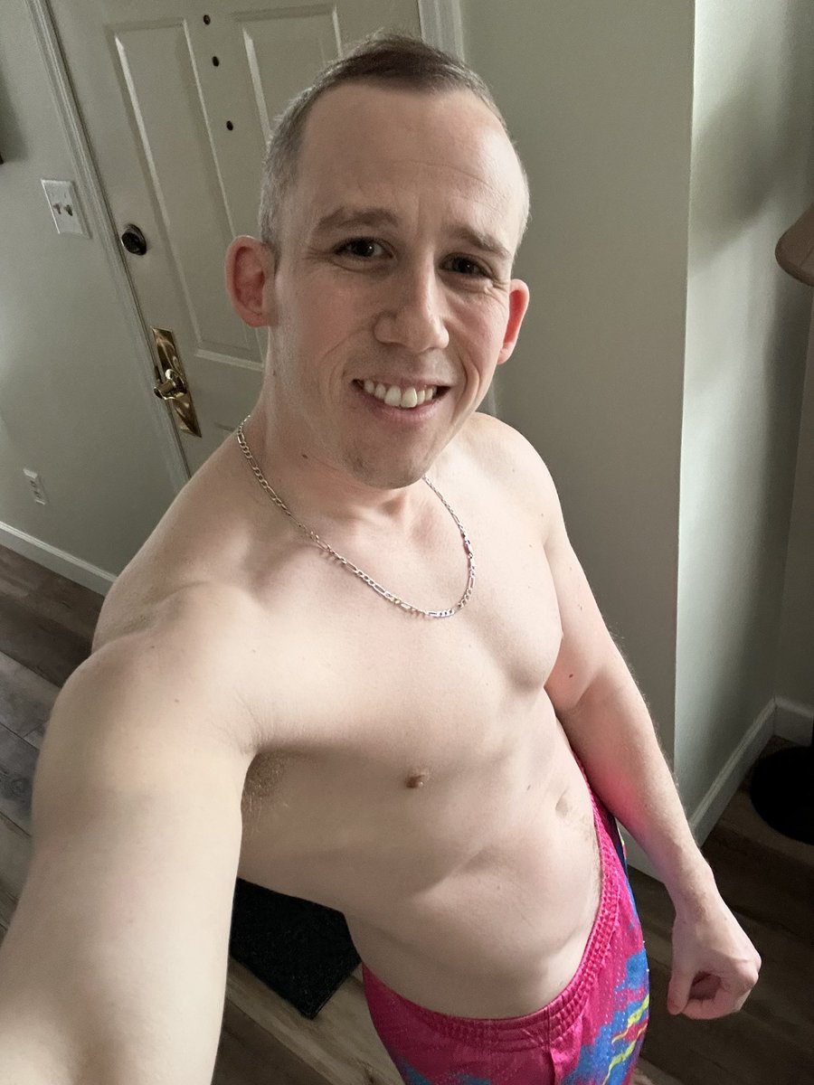 A couple preworkout selfies on this Monday… probably deleting later 🙃🙂🙃 #monday #newweek #Mondayvibes #muscles #fitness #summeriscoming #smile #followme #FitnessMotivation #flex #flexing #selfie #fitguy