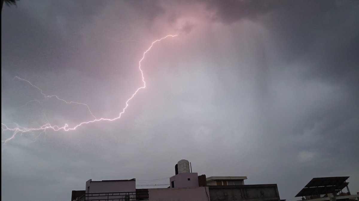 ⚡️ Dinesh Jain captures the dramatic moment of a thunderstrike in Hanumangarh in #Rajasthan. Nature's power on full display! 

#Thunderstorm