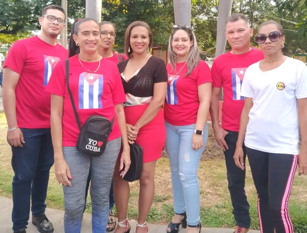 🇨🇺Una representación del team de @CNCTVGranma Listos para el desfile este #1Mayo . Matutino especial en sede del Comité Provincial del @PartidoPCC en #ProvinciaGranma En #CNCTVGranma #PorCubaJuntosCreamos @BayamoSusy @Noy